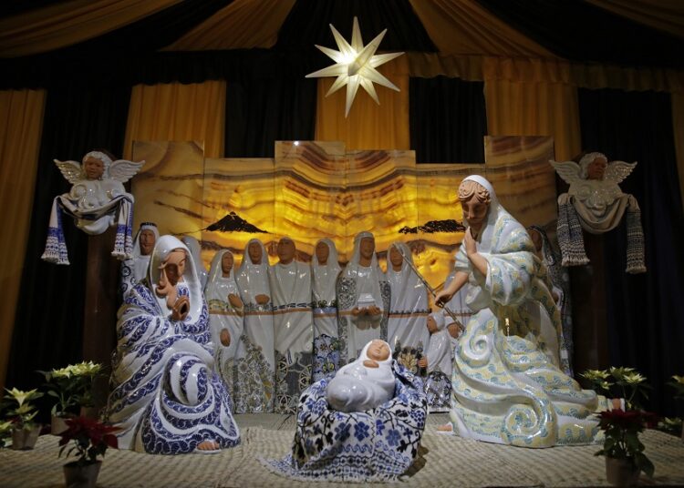 Visita el nacimiento de talavera en el patio del Palacio Municipal