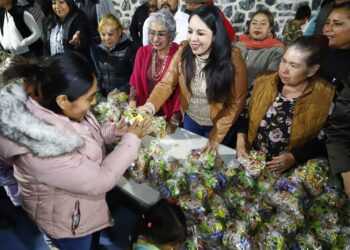 Tonantzin Fernández visita juntas auxiliares con el festival Cholula Navideña