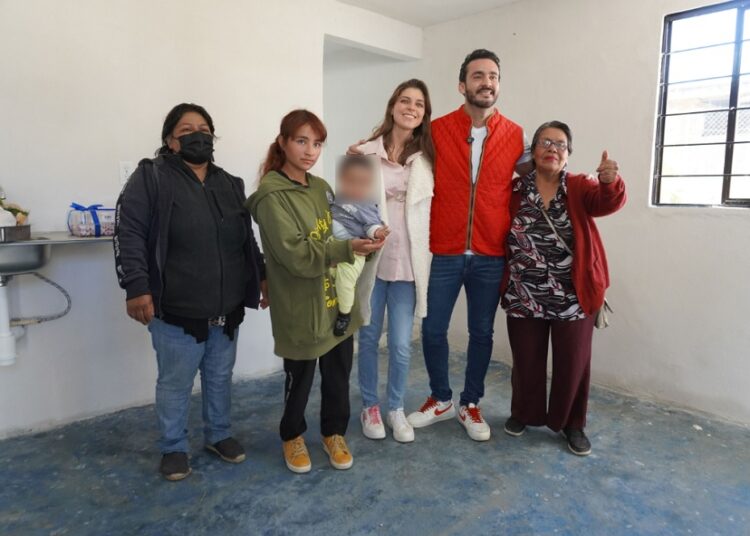 Toño López y Maricarmen Arce regalan casa a joven madre