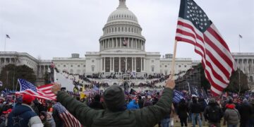 Detienen a acusado del Capitolio tras ser perdonado por Trump