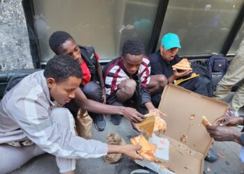Nueva York cerrará 13 albergues para inmigrantes antes de junio