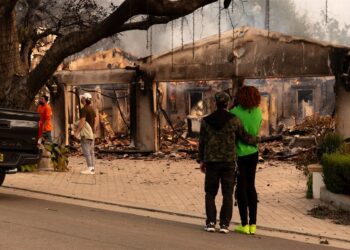 Más de 153 mil evacuados por incendios en Los Ángeles