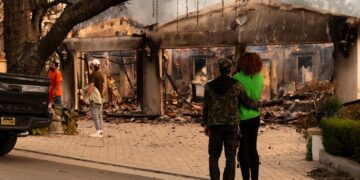 Más de 153 mil evacuados por incendios en Los Ángeles