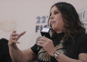 X de Karla Sofía Gascón, una boca que muerde tanto que compromete una carrera de Óscar