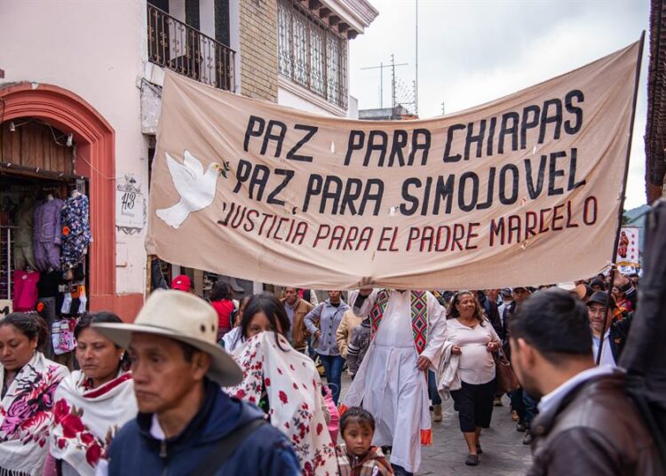 Miles de indígenas marchan en frontera sur de México ante inseguridad y violencia