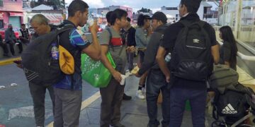 Pueblos indígenas de México auxilian a migrantes varados