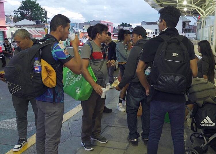 Pueblos indígenas de México auxilian a migrantes varados