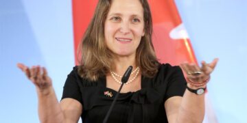 Exministra de Finanzas de Canadá busca sustituir a Trudeau