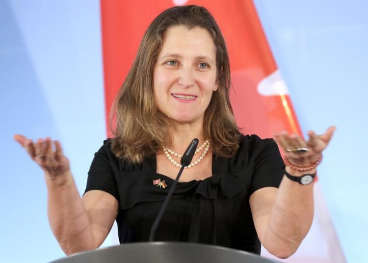 Exministra de Finanzas de Canadá busca sustituir a Trudeau