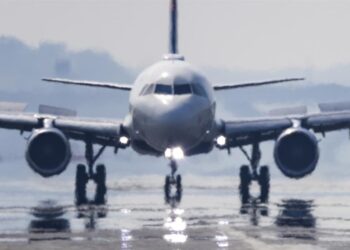 Avión de Delta es evacuado en el aeropuerto de Atlanta en medio del temporal invernal