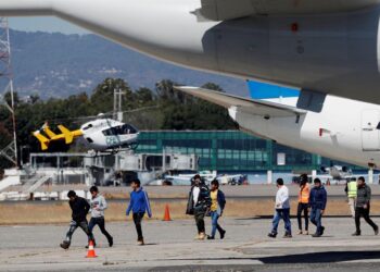 México rechaza avión militar de EEUU con deportados