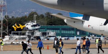 México rechaza avión militar de EEUU con deportados