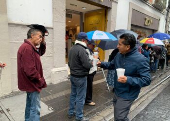 Atiende Gobierno de Puebla a abuelitos ante lluvias invernales