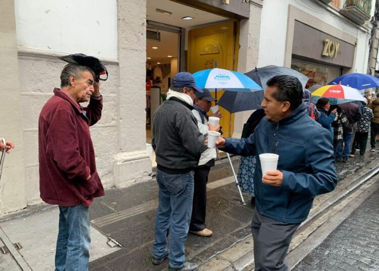 Atiende Gobierno de Puebla a abuelitos ante lluvias invernales