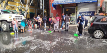 ¡Insólito! Ambulantes limpian calles del centro
