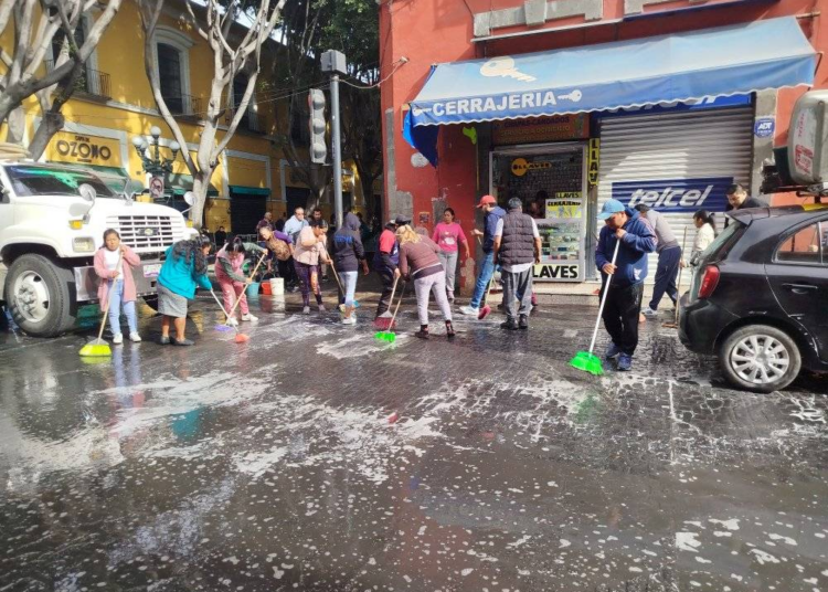 ¡Insólito! Ambulantes limpian calles del centro