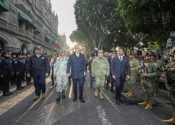 Pepe Chedraui encabeza pase de lista a fuerzas municipales en el zócalo de Puebla