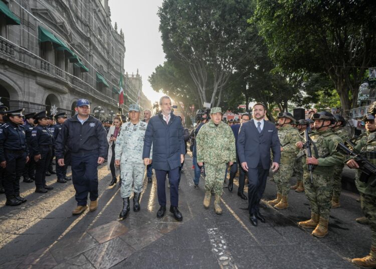 Pepe Chedraui encabeza pase de lista a fuerzas municipales en el zócalo de Puebla