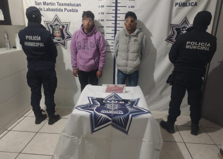 SSP de Texmelucan detiene a dos sujetos que portaban arma de fuego