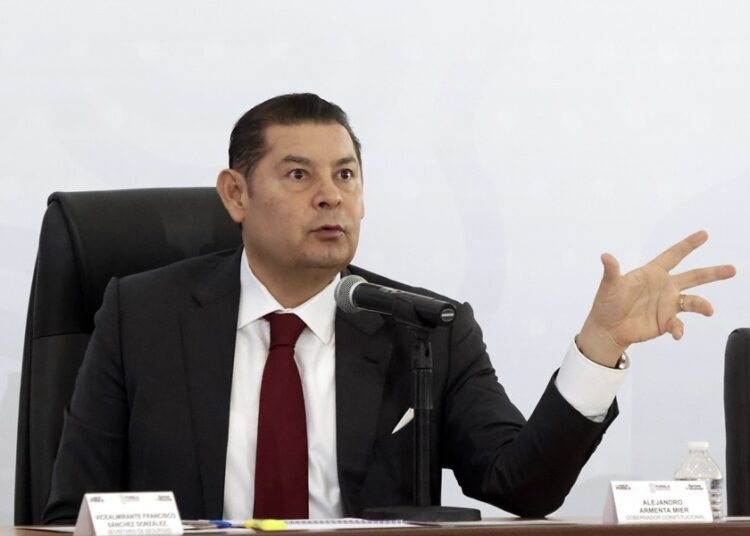 Armenta pide denunciar a defraudadores de programas sociales