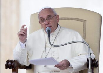 El papa pide esperanza para la Tierra «tan abusada y herida» 