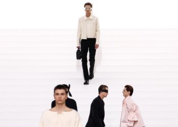 El negro y los lazos visten al hombre Dior en París