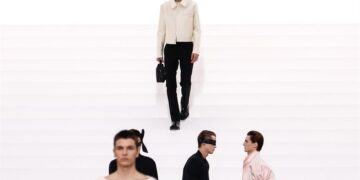 El negro y los lazos visten al hombre Dior en París