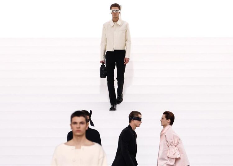 El negro y los lazos visten al hombre Dior en París