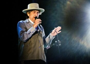 Borrador de ‘Mr. Tambourine Man’ de Bob Dylan alcanza los 508 mil dólares en subasta