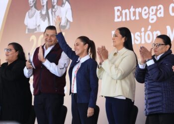 Claudia Sheinbaum entrega tarjetas de Pensión Mujeres Bienestar