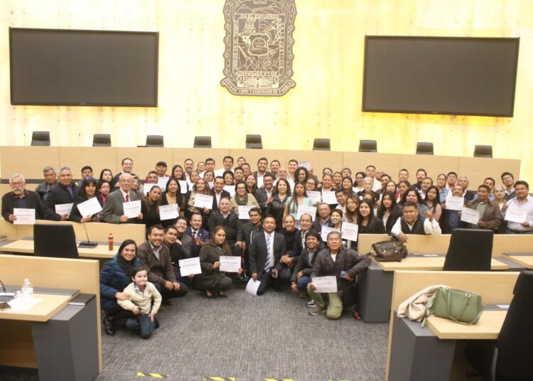Reconocen en Congreso a ciudadanas y ciudadanos por su labor social