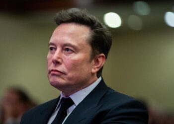 Elon Musk asegura que una bomba o pirotecnia son la causa de la explosión del Cybertruck