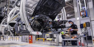 Producción y exportación de autos en México sube más del 5 %