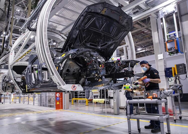 Producción y exportación de autos en México sube más del 5 %