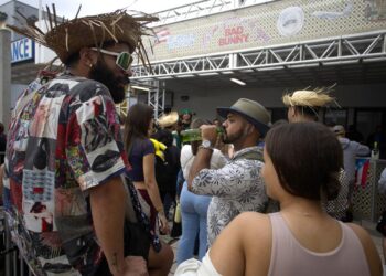 Filas interminables para entradas de Bad Bunny en Puerto Rico