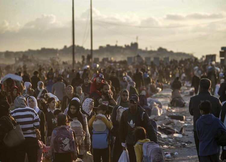 Más de 200 mil regresan al devastado norte de Gaza