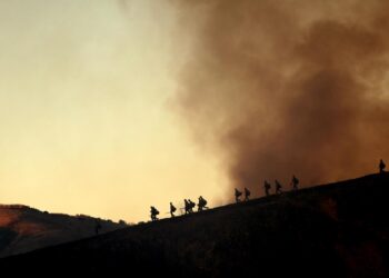 Muertos y miles de estructuras en cenizas por incendios en Los Ángeles