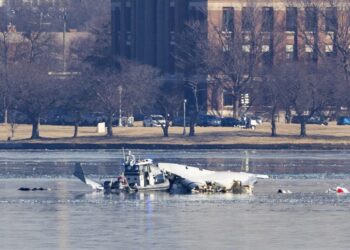 Accidente aéreo deja 14 patinadores, entrenadores y familiares entre víctimas
