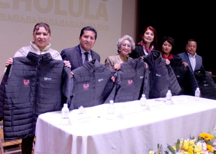 San Pedro Cholula inicia entrega de 4 mil 500 chamarras a adultos mayores