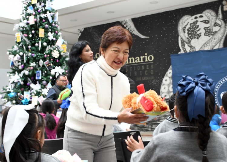 Lilia Cedillo dona peluches y libros a niñas y niños como para de la campaña Regala una Sonrisa