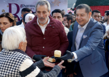VIDEO: Alejandro Armenta y Pepe Chedraui parten gigantesca rosca en el zócalo de la ciudad