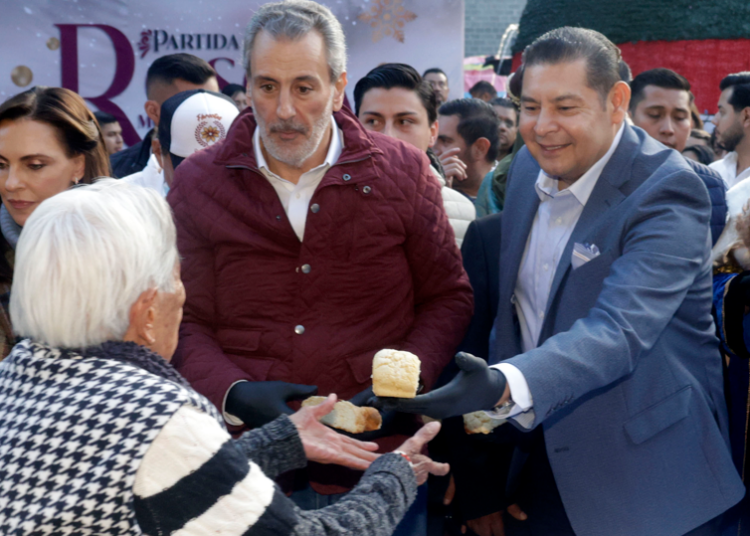 VIDEO: Alejandro Armenta y Pepe Chedraui parten gigantesca rosca en el zócalo de la ciudad