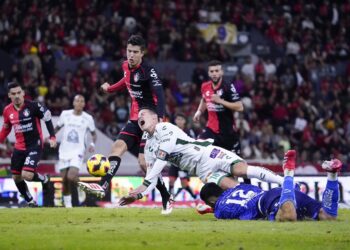 León vence 2-1 a Atlas con penalti de James Rodríguez