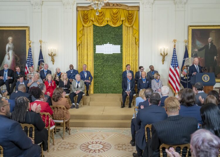 Biden entrega Medalla de la Libertad a Messi y Hillary Clinton