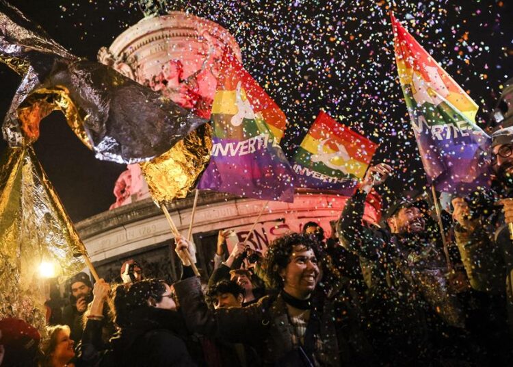 Gobierno francés reprueba celebraciones públicas por muerte de Le Pen