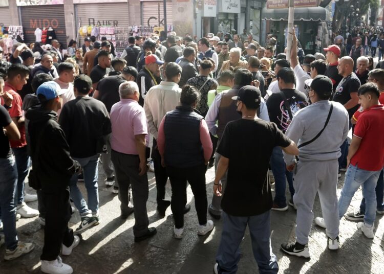Ambulantes piden que los dejen vender hasta el Día de Reyes
