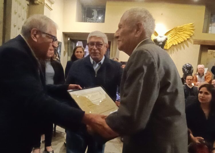 Consejo de la Crónica y Hotel Quinta Real reconocen al historiador Efraín Castro
