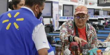 Preparan revisiones salariales en tiendas de autoservicios