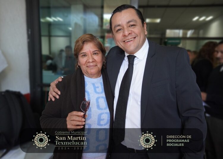 Juan Manuel Alonso entrega lentes de lectura a texmeluquenses