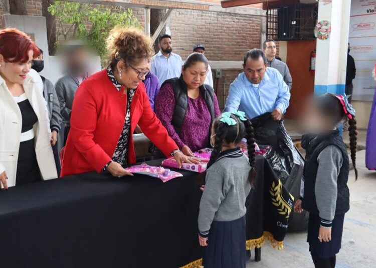 Tere Alfaro entrega juguetes a niños de Cuautlancingo